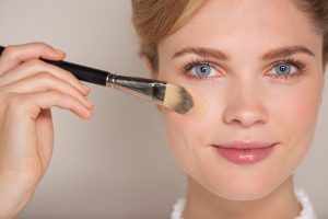 Cómo aplicar la base de maquillaje y que te dure en verano - Cadena Dial