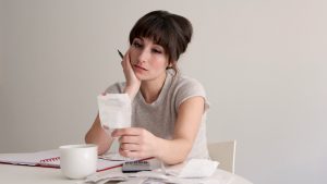 Una chica es incapaz de desconectar en sus vacaciones.