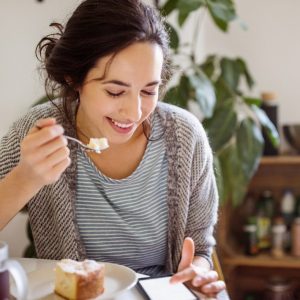 Cómer mirando el móvil