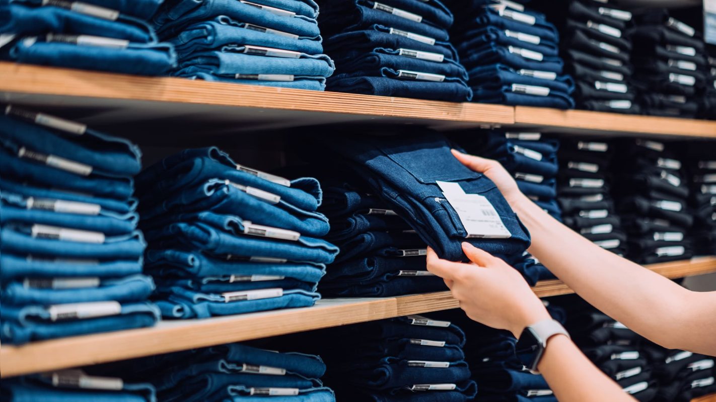 Stand de vaqueros en una tienda con diferentes tallas.