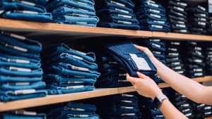 Stand de vaqueros en una tienda con diferentes tallas.