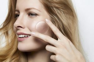 Una mujer muestra su piel hidratada gracias a las ceramidas.