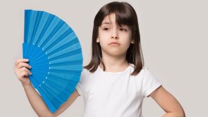 Niña abanicándose