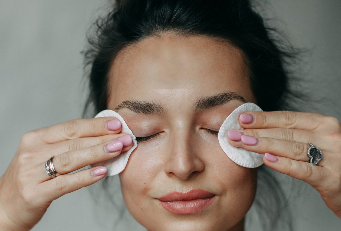 Una chica se retira el maquillaje en su hogar.