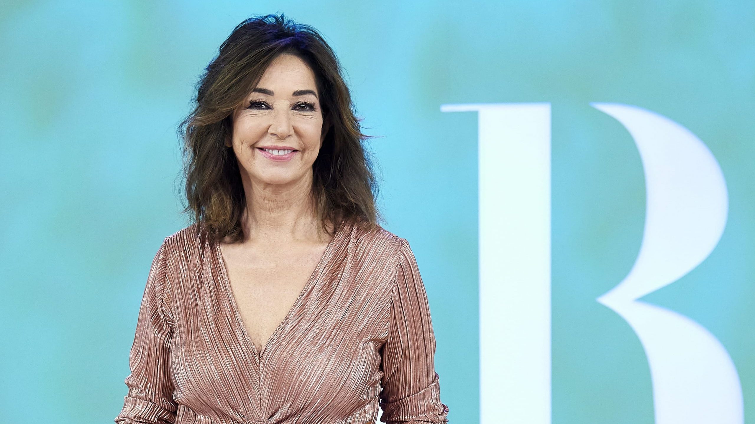 Ana Rosa posando en un photocall de su programa antes de su retirada temporal.