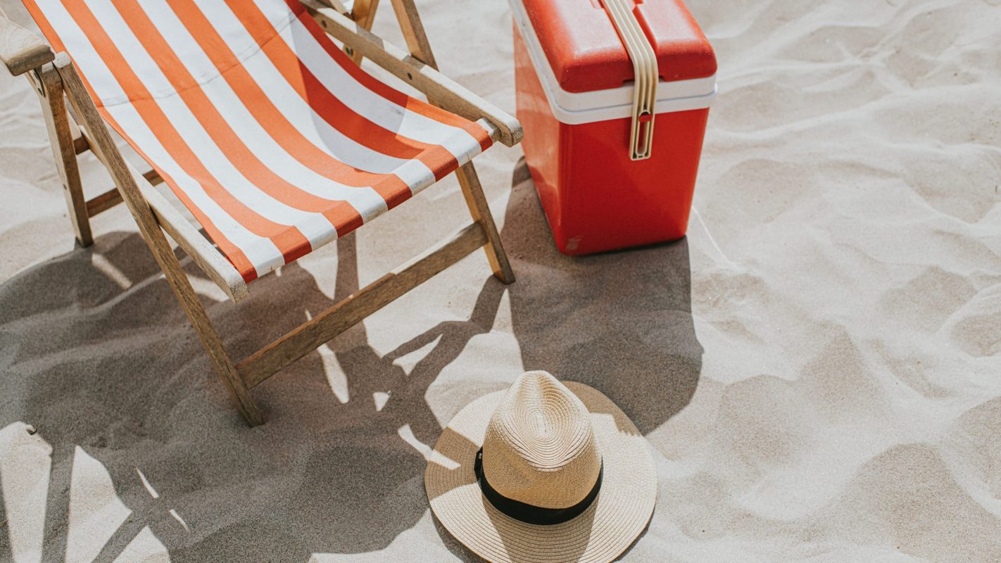 Todo lo que necesitas para pasar unas vacaciones en el mar: sombrero, hamaca y nevera.
