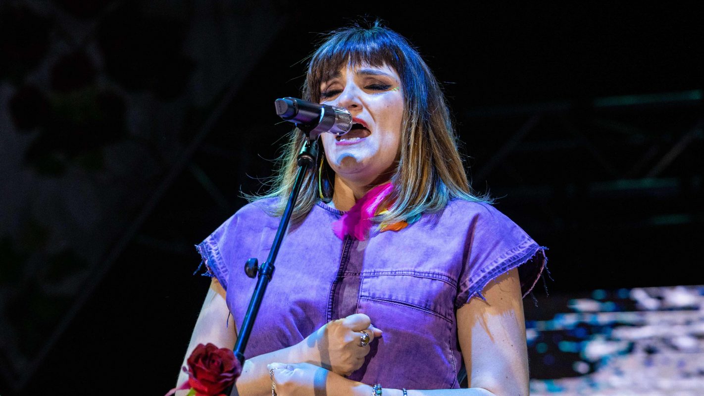 La cantante Rozalén en uno de sus shows este verano.