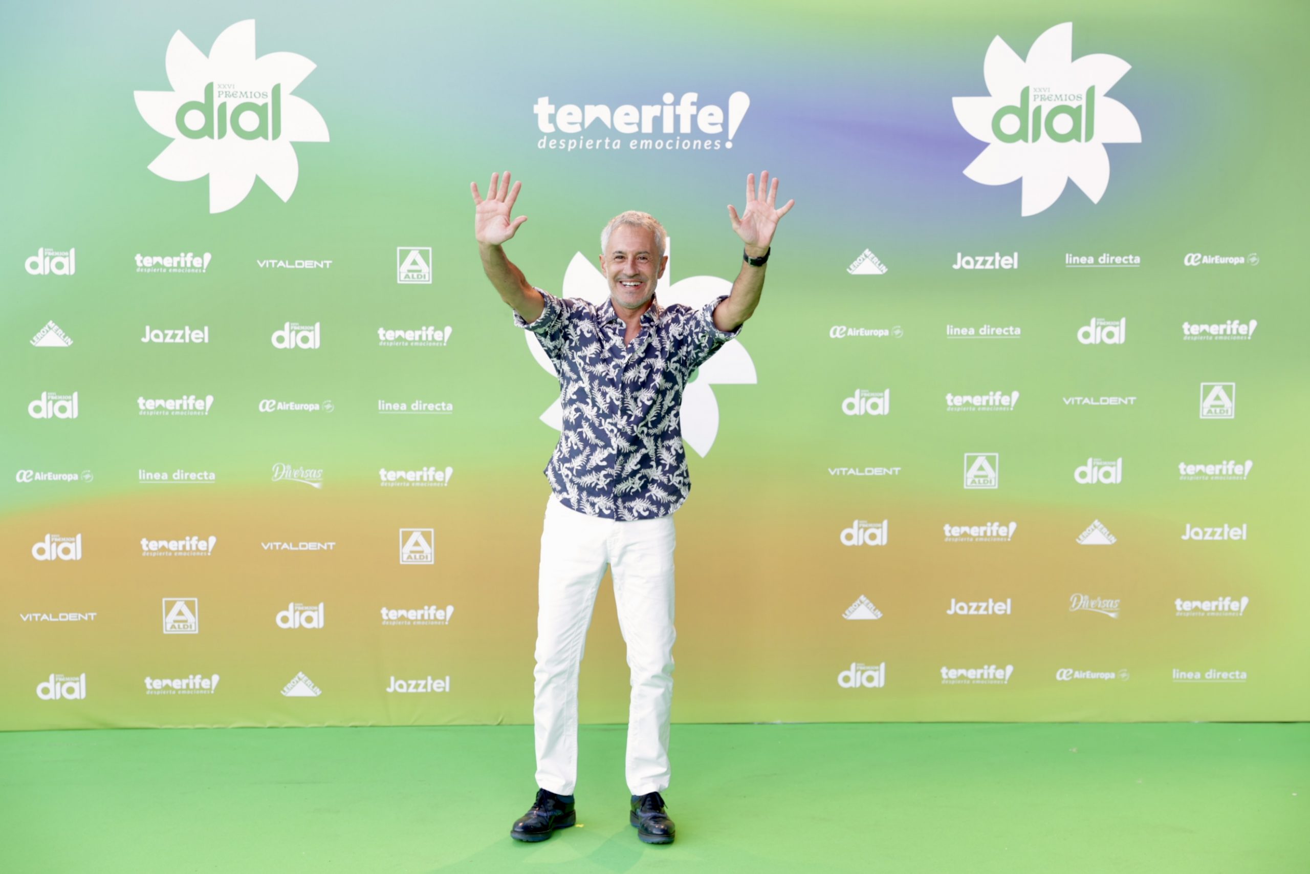 Sergio Dalma pisa la alfombra verde con un look muy veraniego.