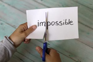 La palabra 'imposible' está escrita sobre un folio.