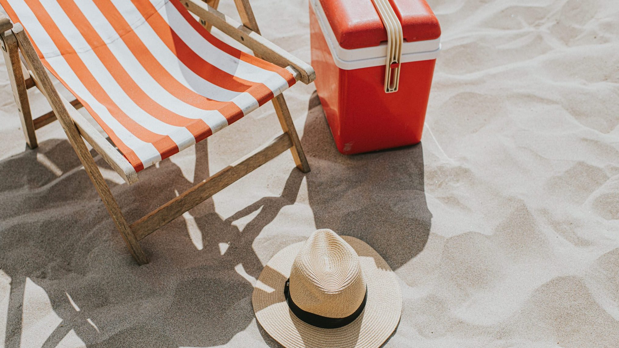 El kit de unas vacaciones en el mar: sombrero, hamaca y nevera. Ahorrar