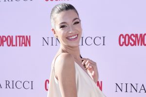 La artista Ana Guerra disfruta de los últimos rayos de sol frente al mar.