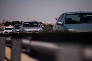Los coches circulando por la carretera con la matriculación europea.