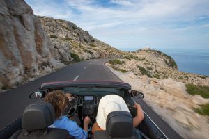 Una pareja viendo desde el coche el Cap de Formentor (Mallorca).
