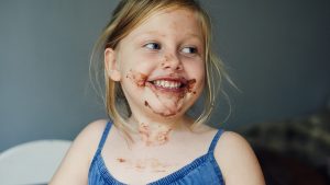 Niña comiendo chocolate