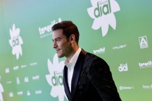 Carlos Rivera, muy elegante con un traje de dos piezas.