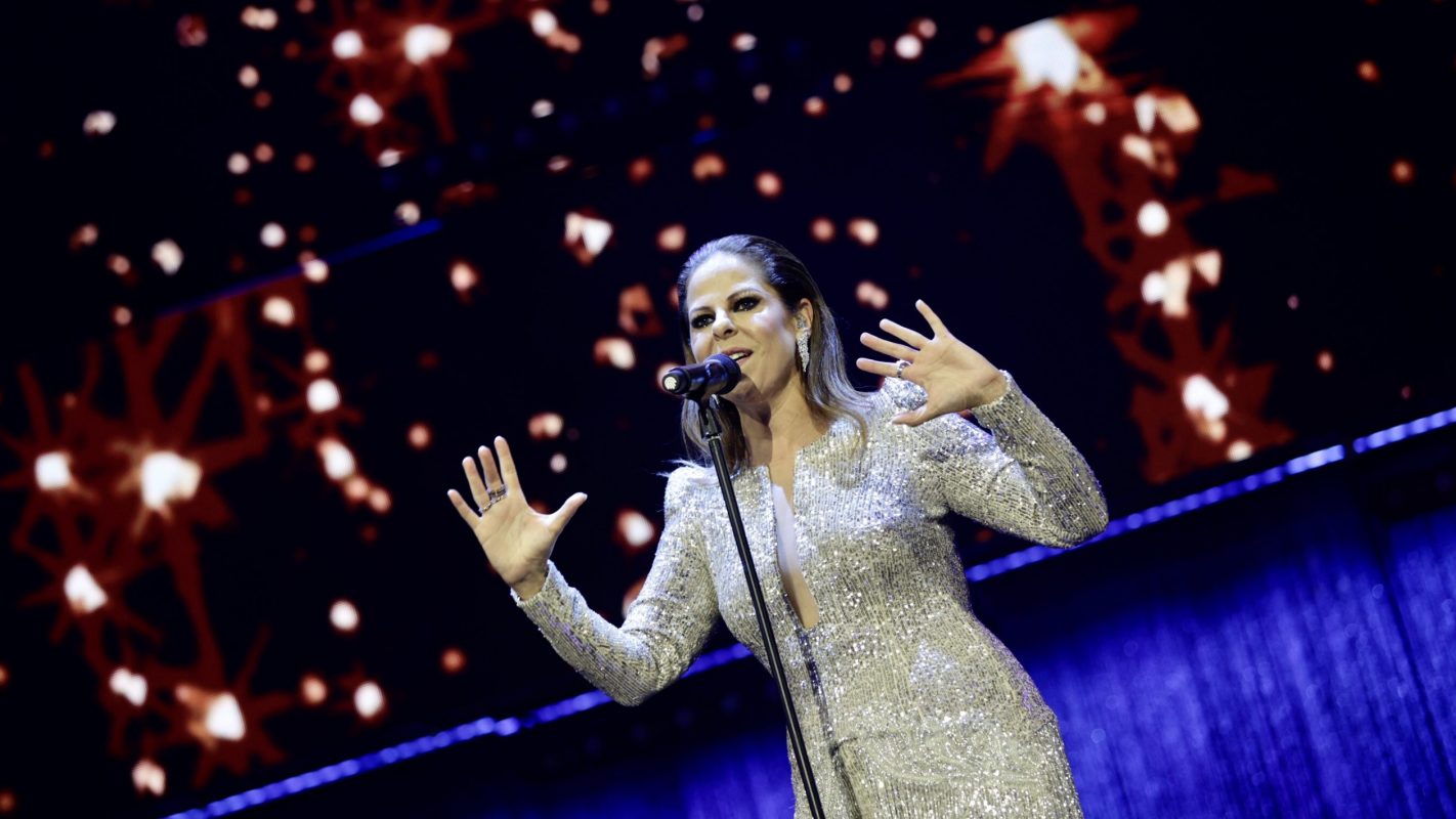 Pastora Soler cantando en el escenario.