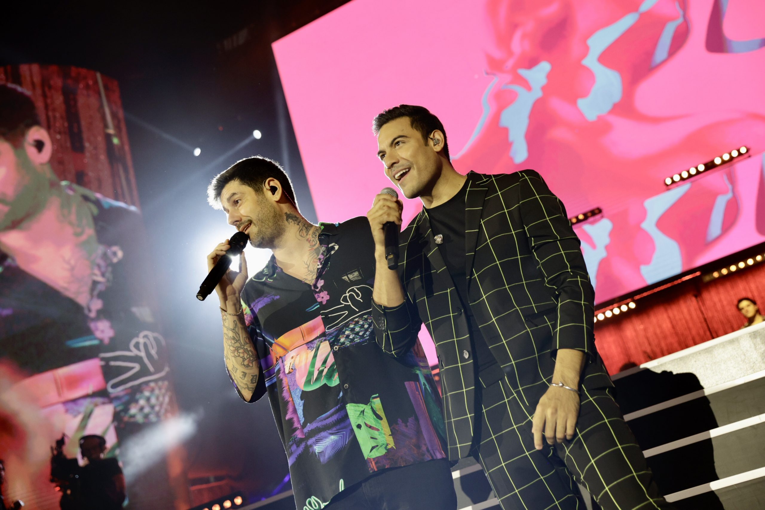 Melendi y Carlos Rivera cantan juntos en los Premios Dial.