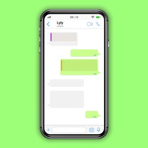 Intercambio de mensajes y archivos en chat de WhatsApp.