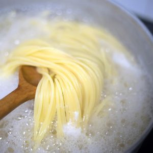 Una olla de pasta hervida.