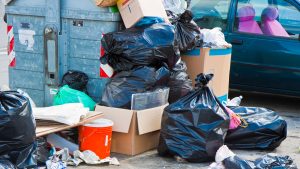 Multas en Madrid por tirar el cartón fuera del contenedor.