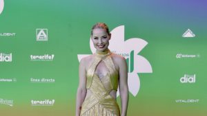 Soraya en la alfombra verde de los Premios Dial