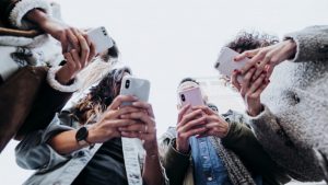 Gente chateando por WhatsApp