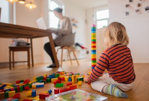 Niña jugando en el salón de su casa.