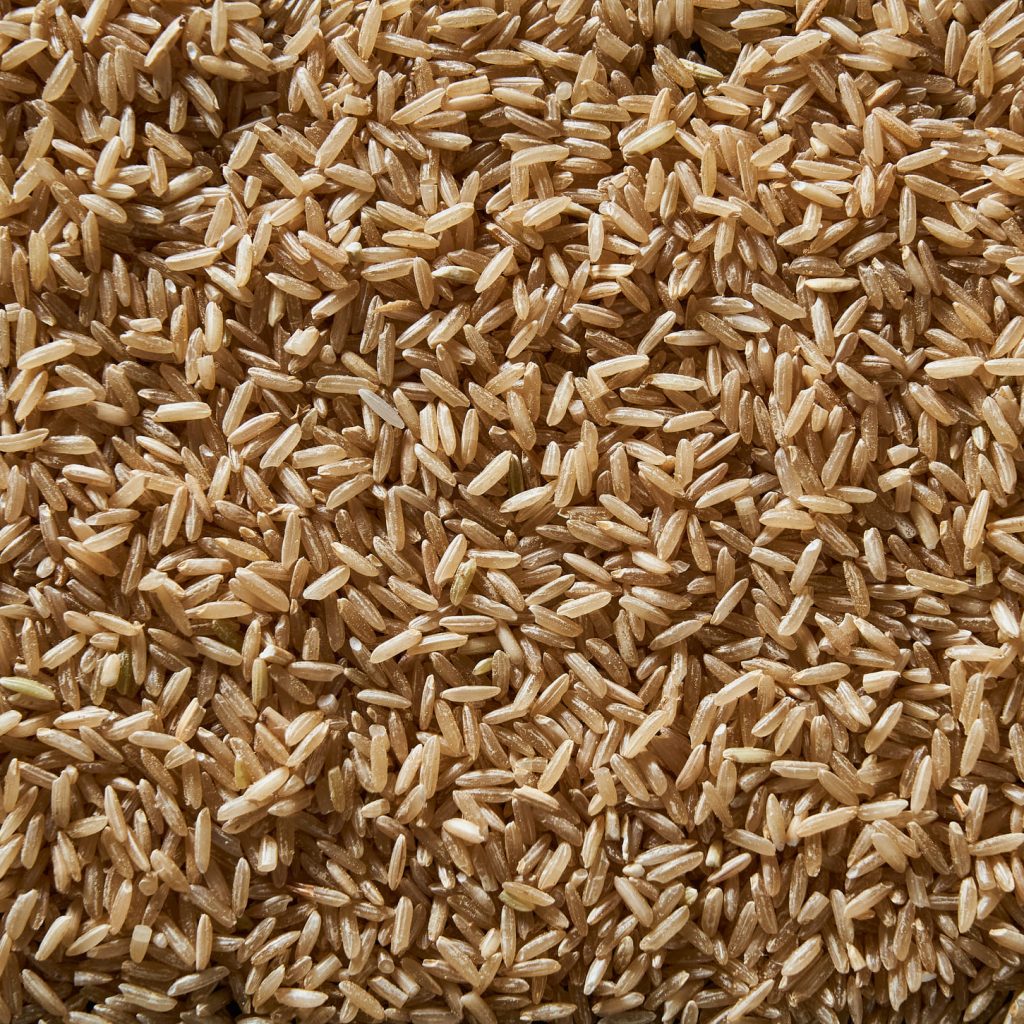 Granos de arroz integral.