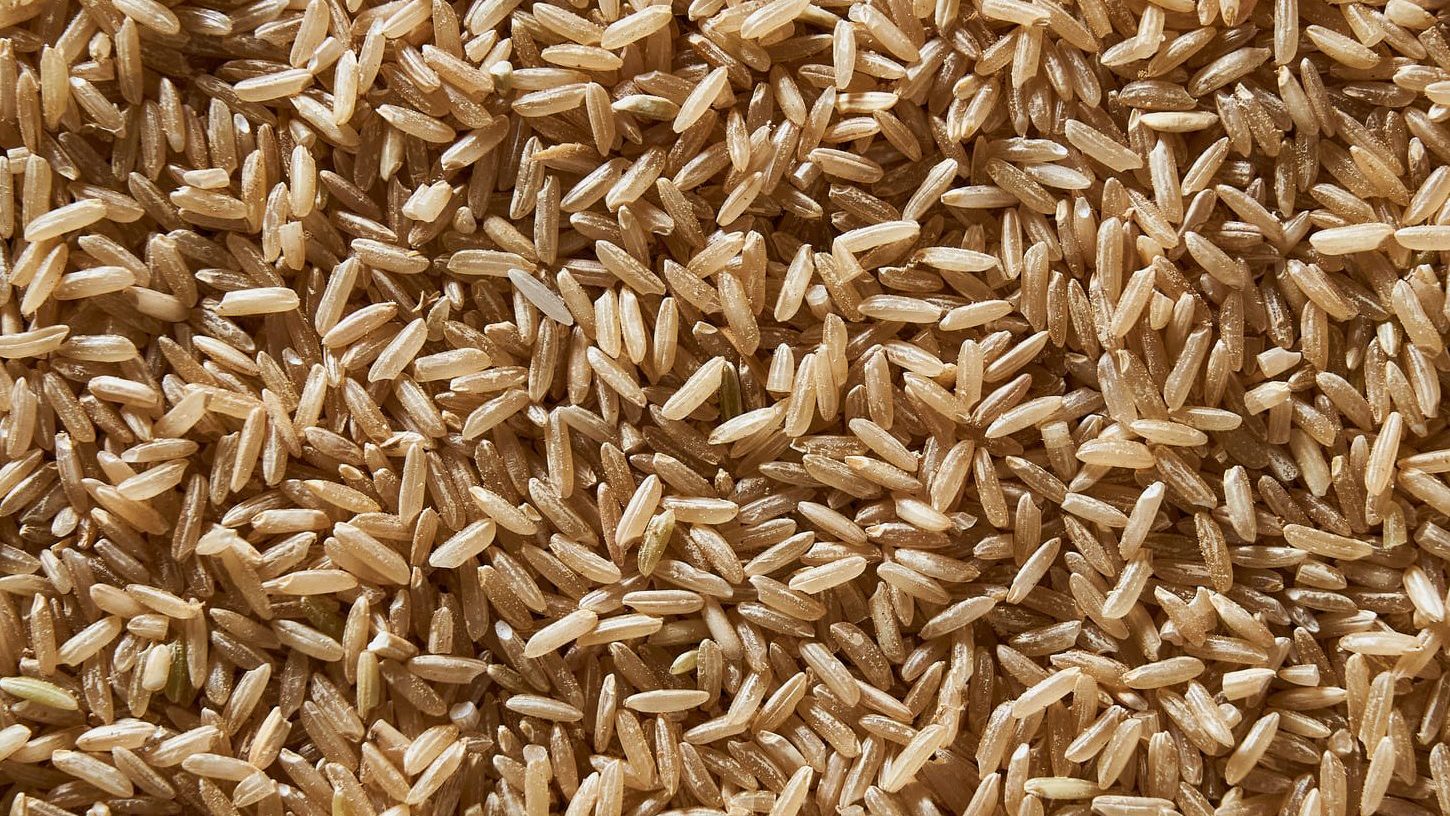 Granos de arroz integral.
