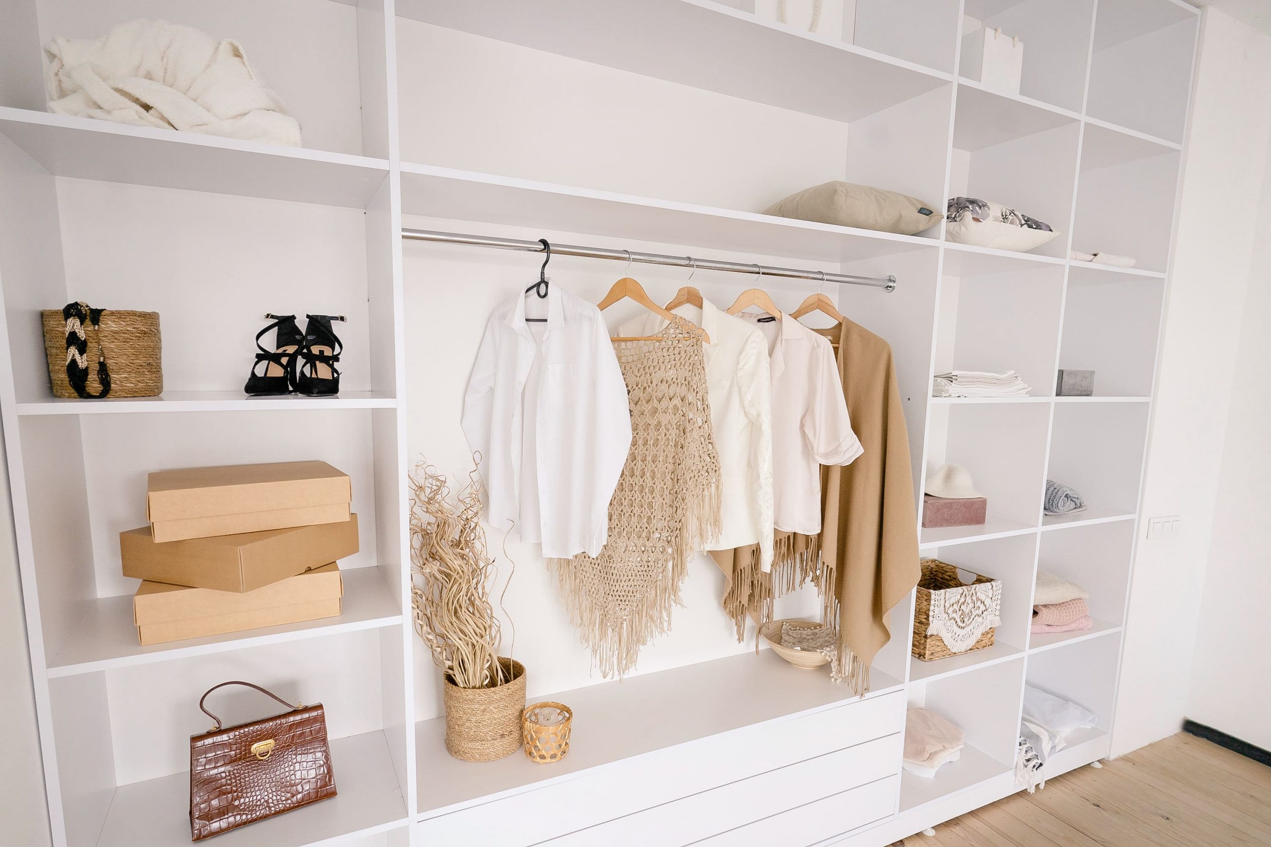 Un armario abierto organizado con todas las prendas y complementos.