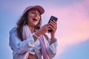 Una chica se sorprende al descubrir las interacciones en su última foto.