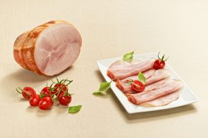 Jamón cocido recién cortado en un plato.