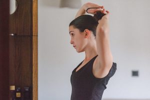 Una chica se está peinando.