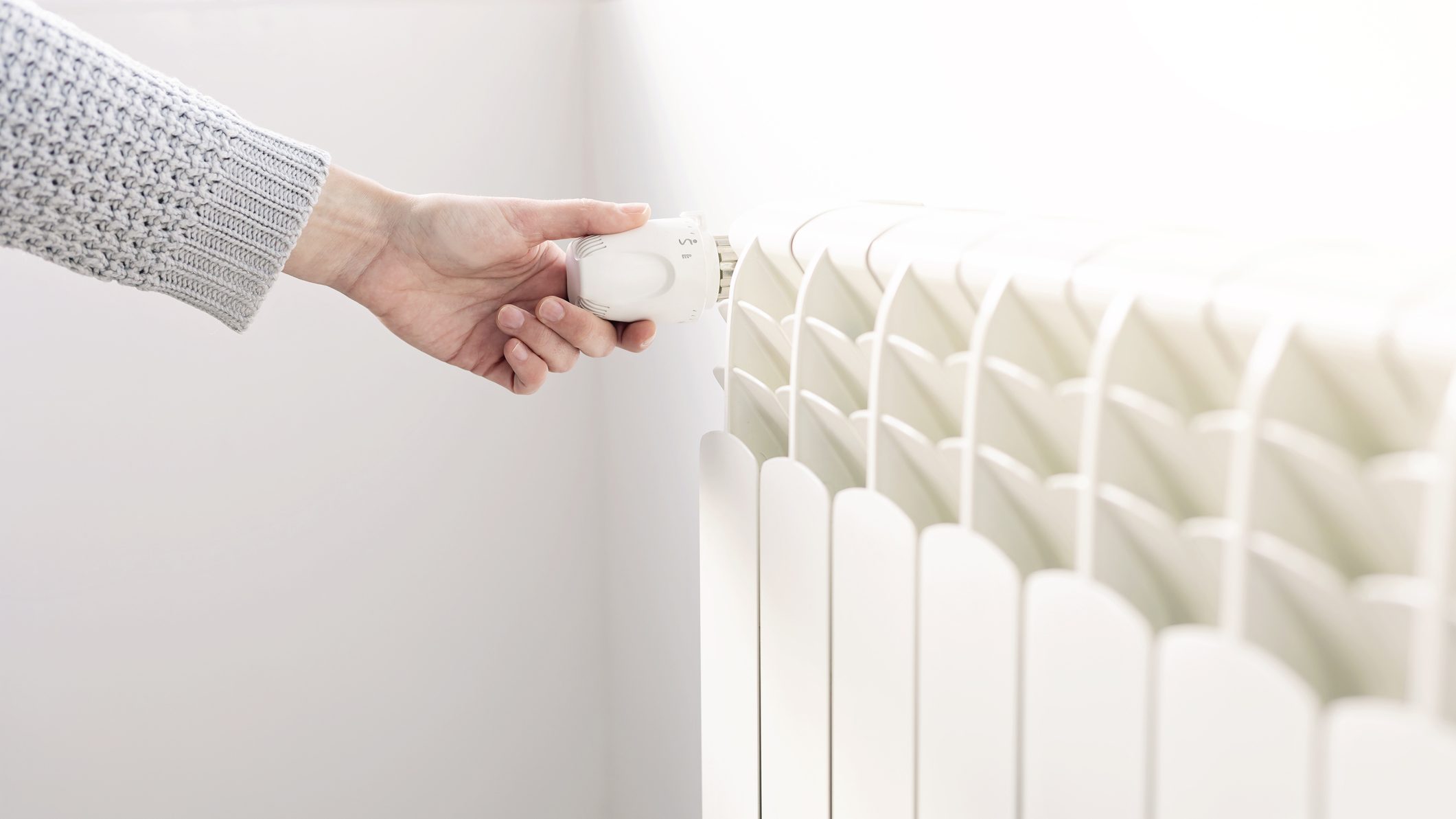 El fácil truco para que los radiadores calienten más y ahorrar en  calefacción que está arrasando en España