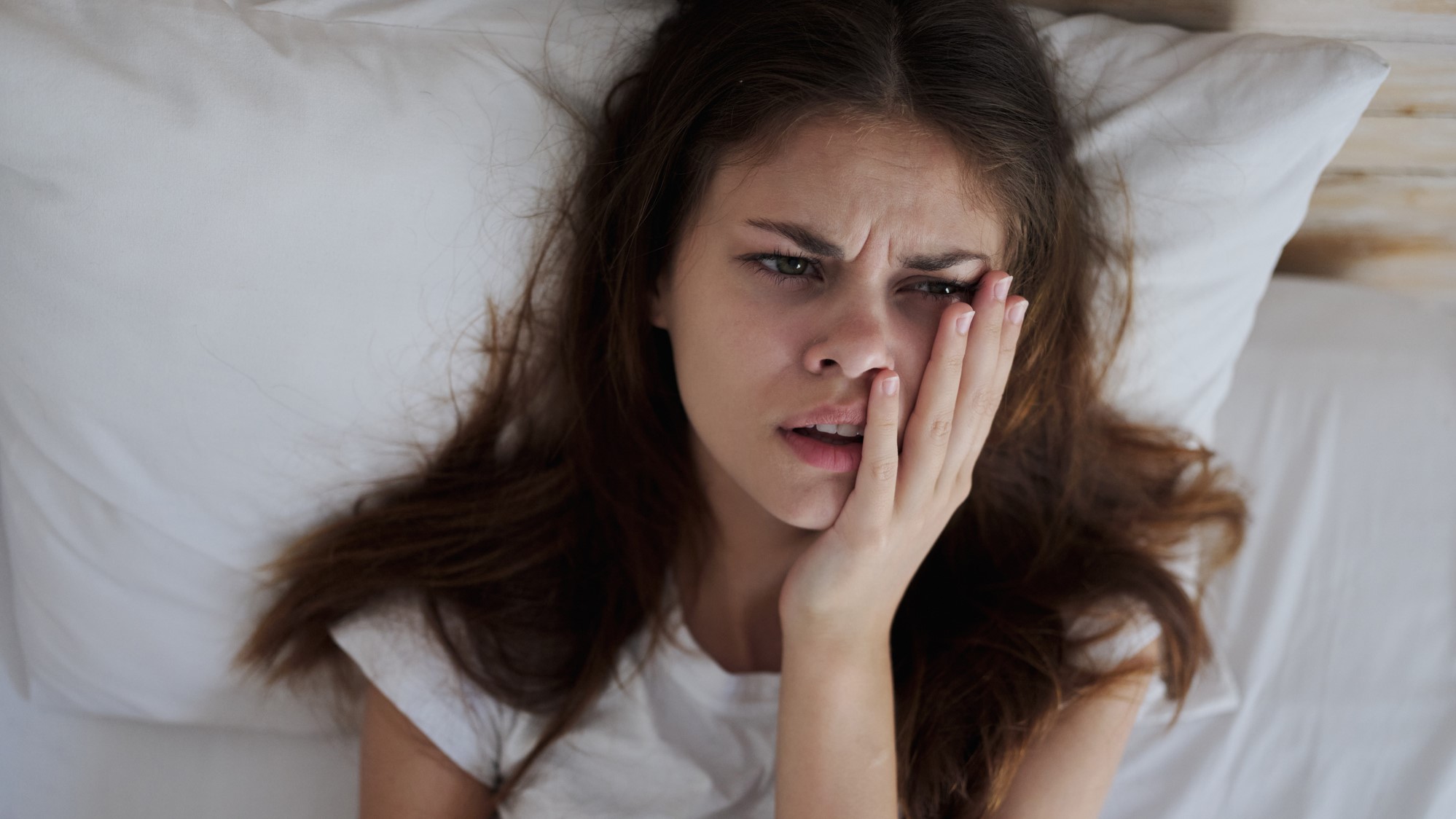 Cara de sorprendida de una chica al despertarse y darse cuenta de lo que ha soñado.