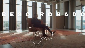 Beret en el videoclip de Beso Robado