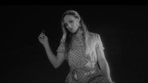 Conchita en el videoclip de su nuevo tema, Cualquiera menos yo