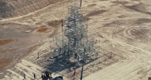 Varios participantes suben una escalera.