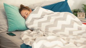 Una mujer durmiendo en la cama.