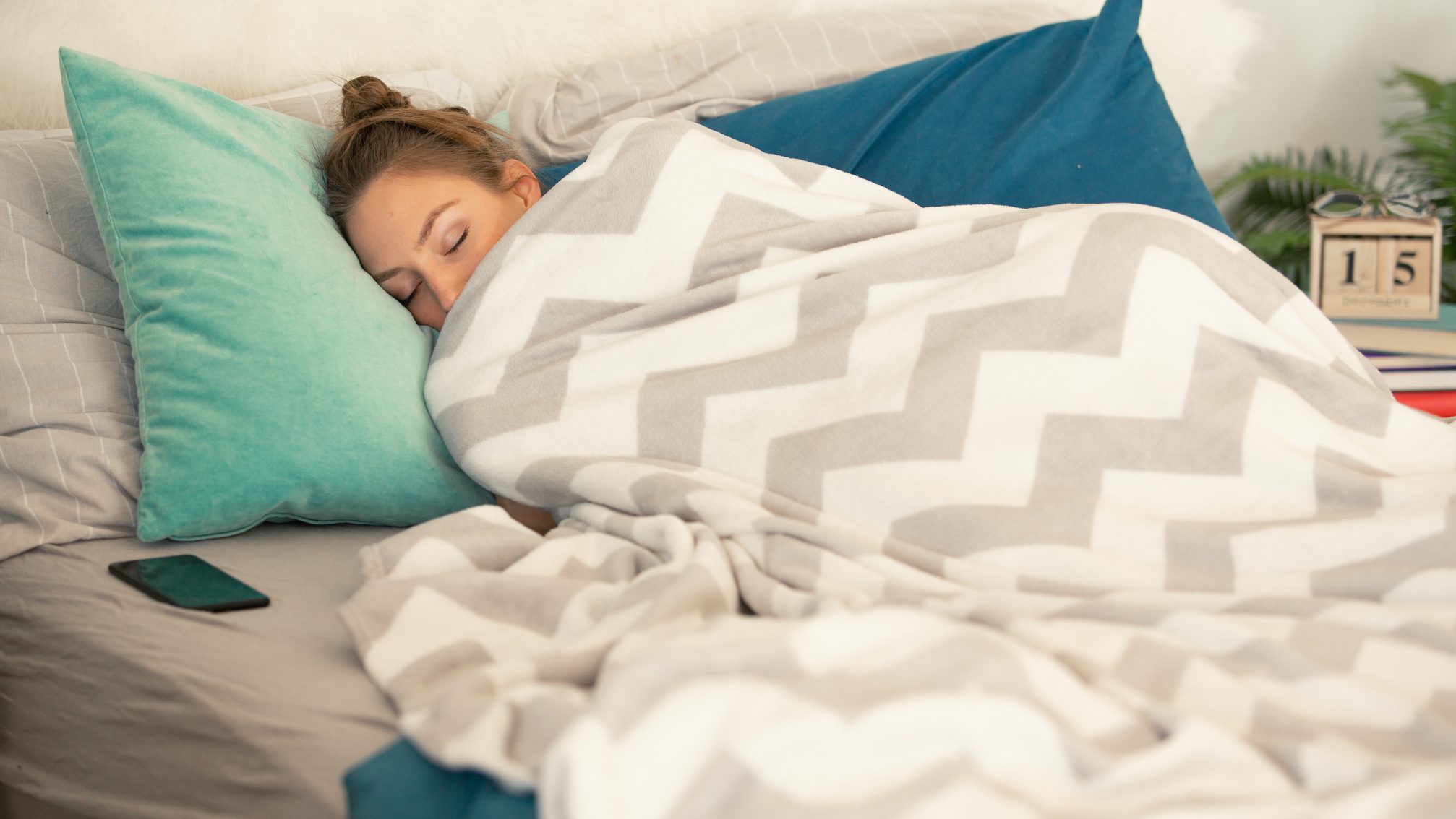 Una mujer durmiendo en la cama.