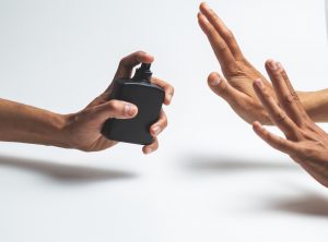 A uno le encanta el perfume y al otro no.