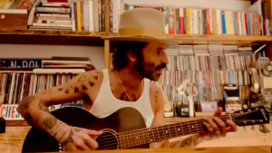 Leiva con su guitarra