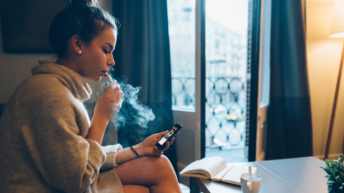 Una chica fumando cigarrillos electrónicos