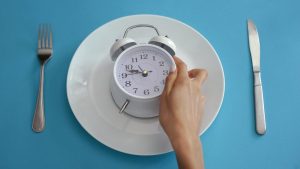 ¿Comer o cenar tarde? Estos con los riesgos de seguir este hábito