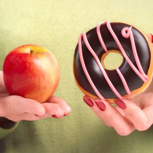 Una joven valora los alimentos que va a comer.
