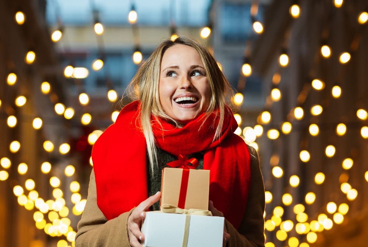 Una chica aprovecha el puente de diciembre para pasear y comprar regalos.