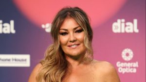 Amaia Montero posa sonriente en los Premios Dial.