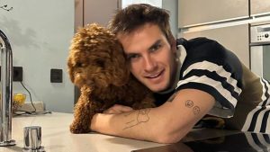 Andrés Ceballos y su mascota