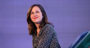 La ministra sentada en un sillón durante un evento de la Agenda 2030.