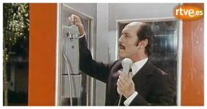 López Vázquez encerrado en la cabina, mientras hace una llamada.